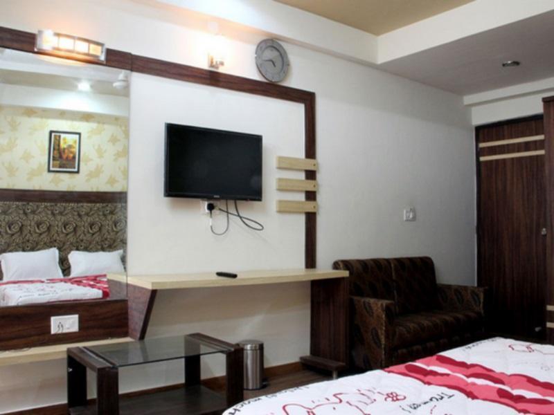 Hotel Avion Inn Ahmedabad Buitenkant foto